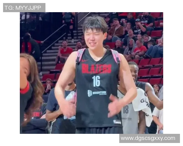 开拓者球队训练花絮杨瀚森与塞布尔热情互动展现团队精神