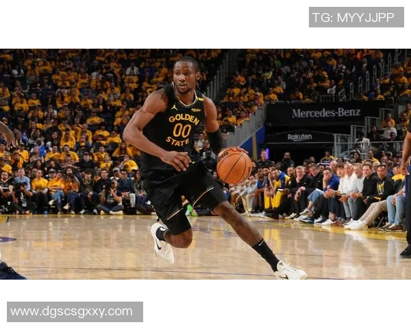 对裁判挥拳动作被驱！库明加半场7分6板4助攻