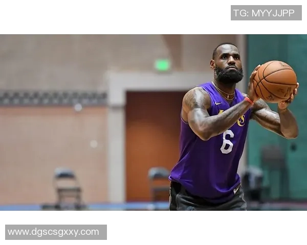 詹姆斯手感火热 横撤步三分精准命中