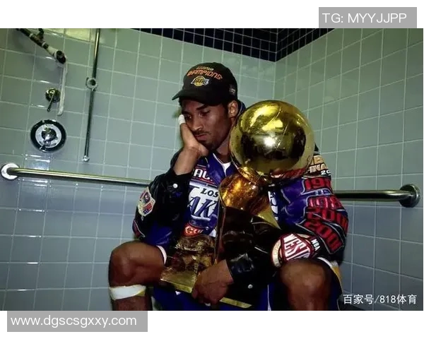 著名说唱歌手史努比狗狗造访湖人训练中心，收获全队签名外套