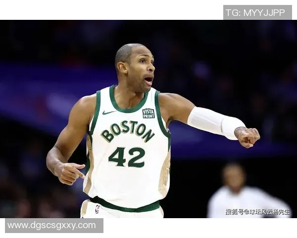 霍福德分球弧顶 怀特超远三分强势命中