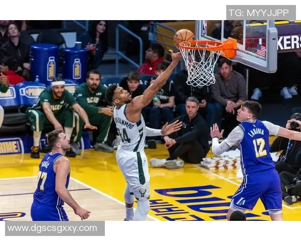 科比带病砍37分助湖人胜雄鹿